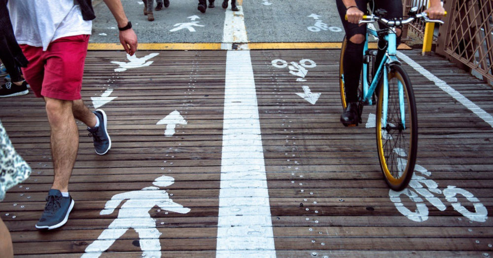 Mujer afroamericana andando en bicicleta en Nueva York en un hermoso día de verano: conceptos de transporte