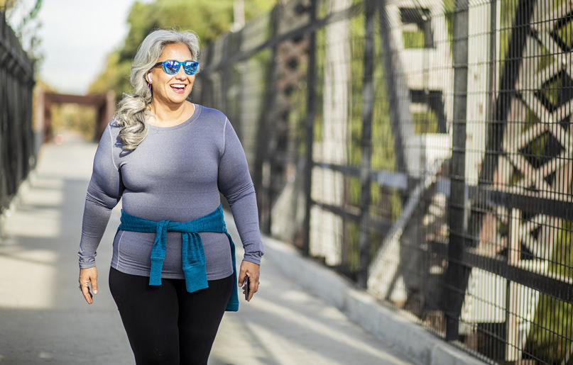 Blog mujer caminando trastorno afectivo estacional mujer caminando afuera GettyImages 1188769671