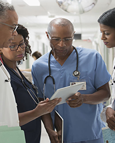 Médicos y profesionales de enfermería revisando la historia clínica en el hospital