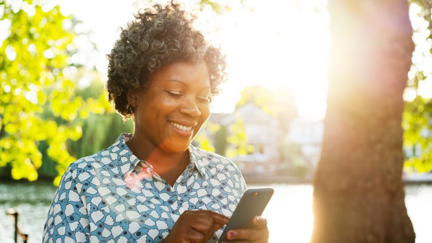 mujer-afroamericana-madura-sonriendo-al-teléfono