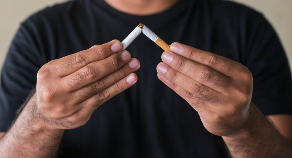 Primer plano de una mano rompiendo un cigarrillo. Concepto de dejar de fumar