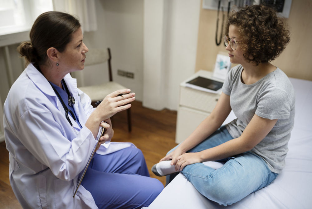 Médico revisando a un paciente