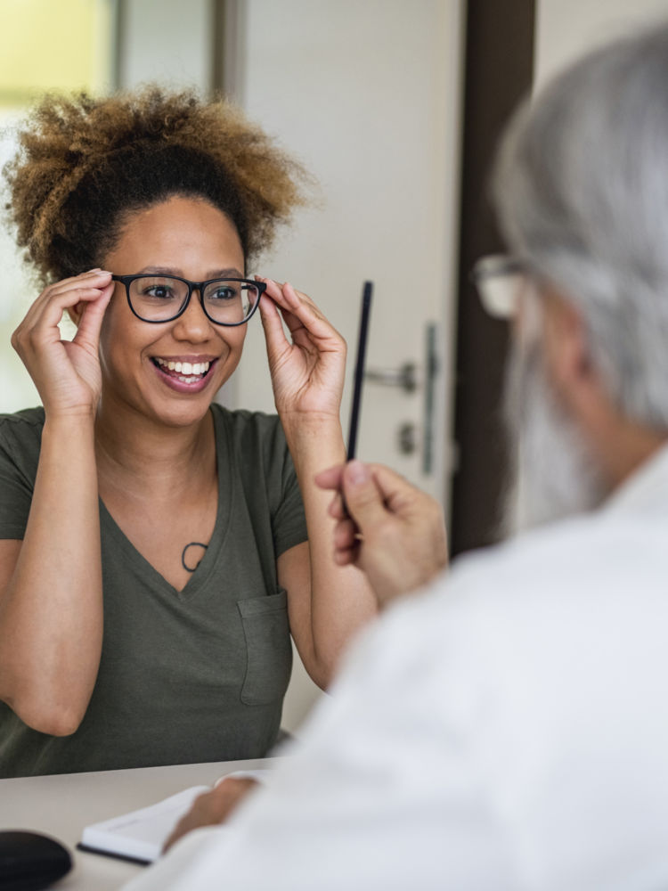 Mujer probándose lentes