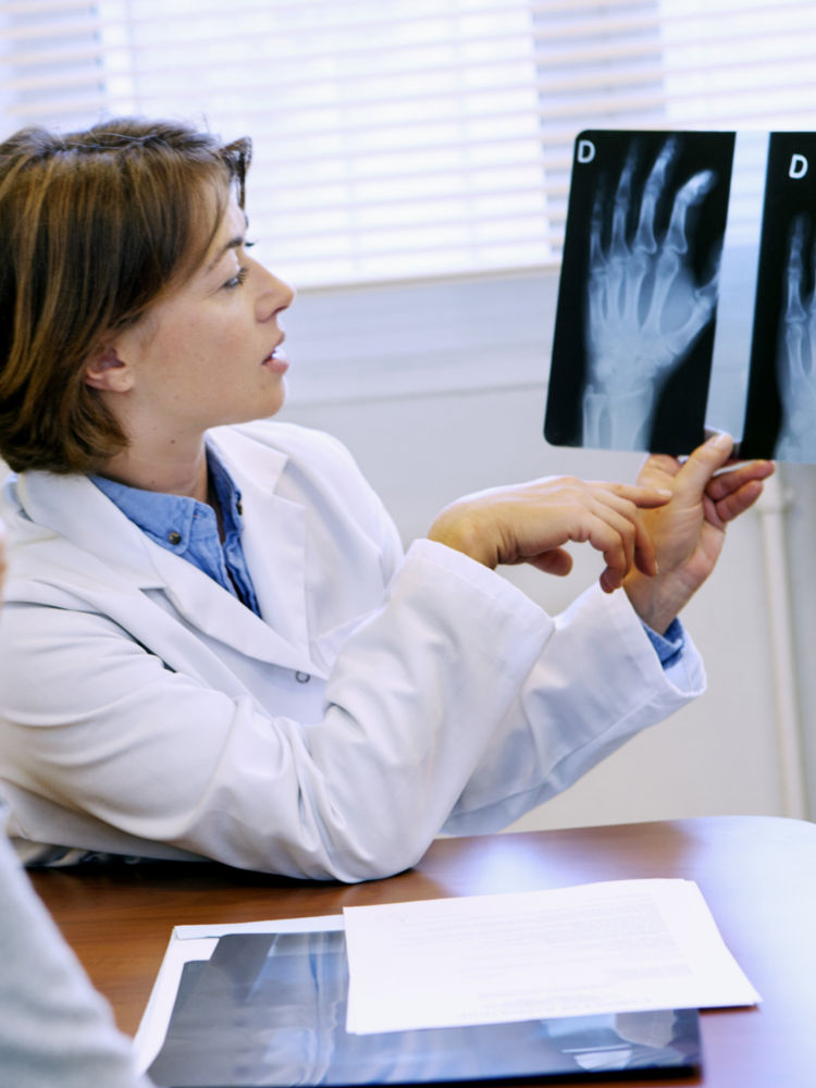 Médico mirando una radiografía