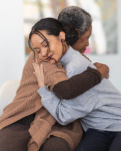 Mujer con problemas de salud mental abrazando a un amigo solidario