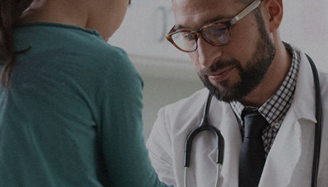 Mujer con su hija en una cita con el médico.