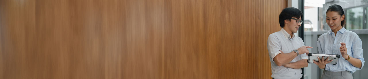 personal de ventas hablando con un cliente en una sala