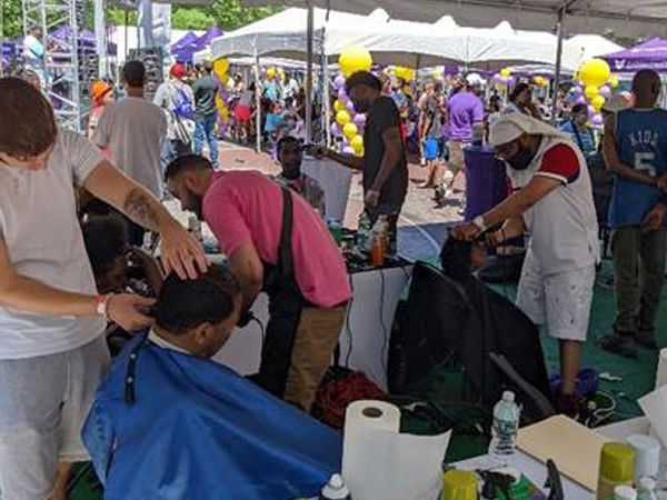 Los residentes del Bronx se cortan el cabello gratis
