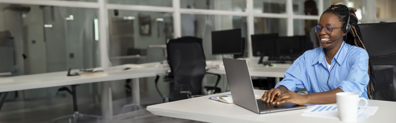 agente de ventas con auriculares en la computadora