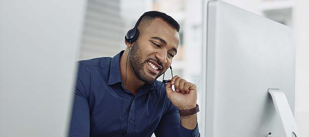 televendedor con auriculares sonriendo