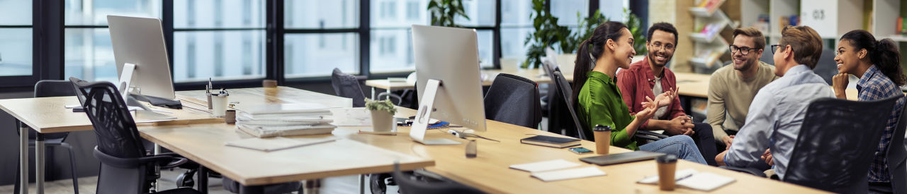 colegas mirando una computadora portátil