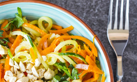 plato de fideos y verduras con un tenedor