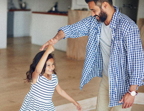 padre baila con su hijo