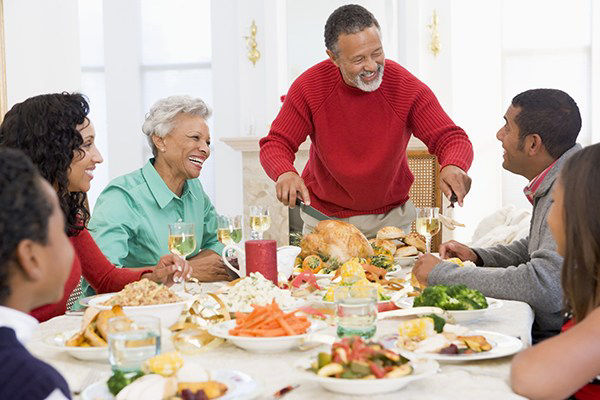 familia reunida para comer