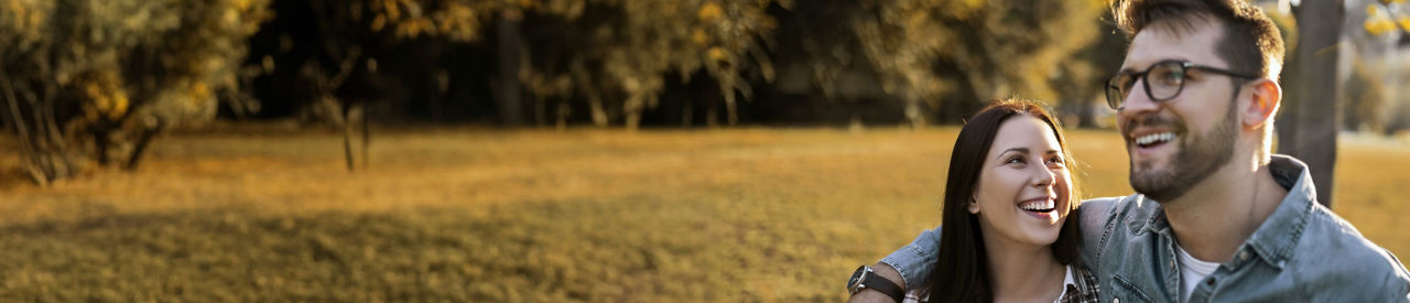 pareja joven caminando en el parque un día de otoño 