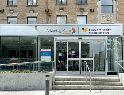 Entrada principal de ACPNY y EmblemHealth Neighborhood Care 