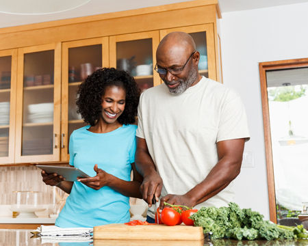 pareja preparando una comida
