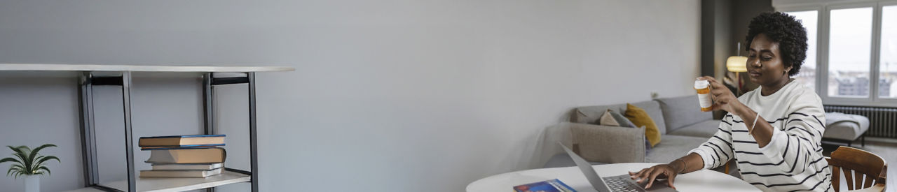 mujer mirando una computadora en casa