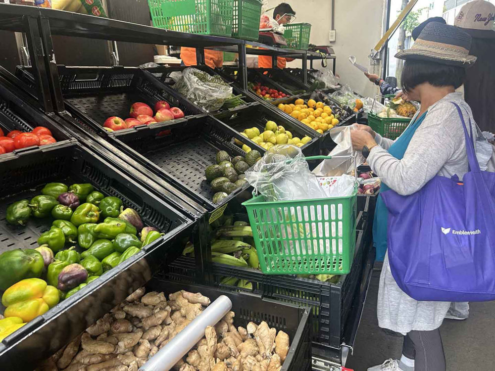 Los asistentes compraron productos frescos en el mercado de agricultores en Queens, NY.