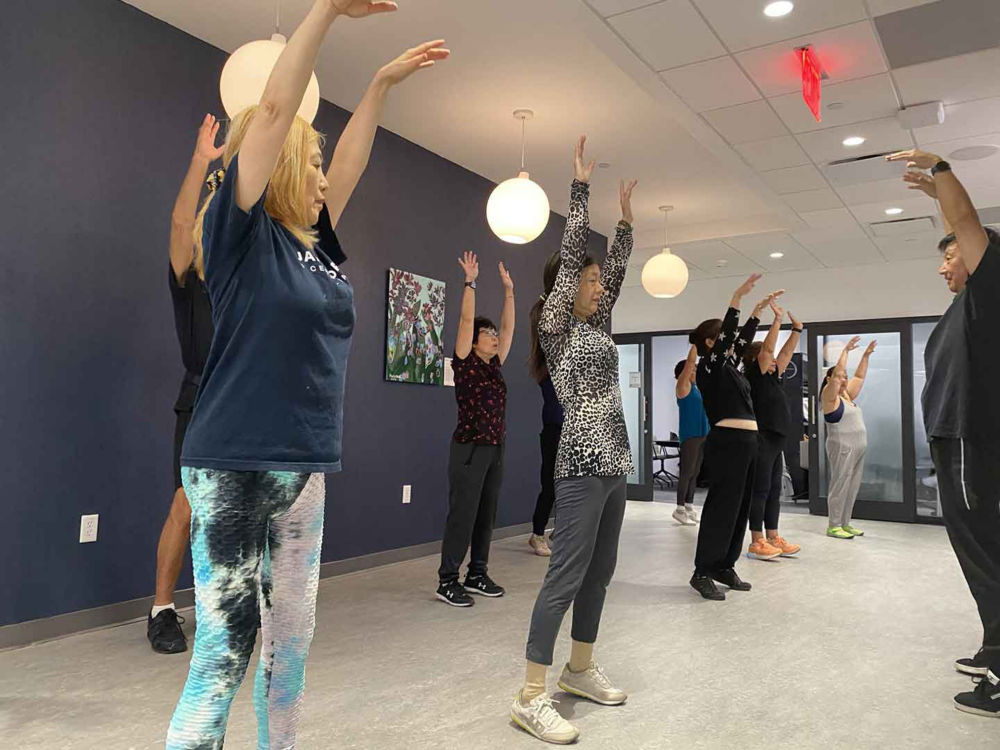 Los asistentes participaron en una clase de Tai Chi en la ubicación de Neighborhood Care Elmhurst en Queens, NY. 