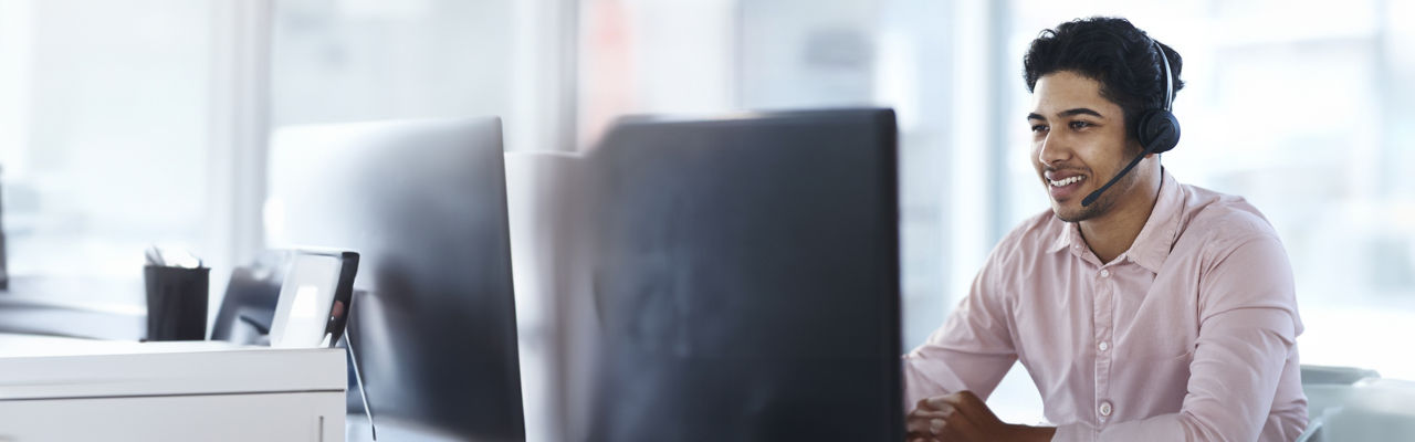 Hombre hablando con un cliente con auriculares