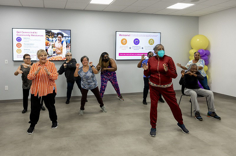 Los miembros de EmblemHealth participan en una clase de acondicionamiento físico en la ubicación de Neighborhood Care en Southern Blvd.