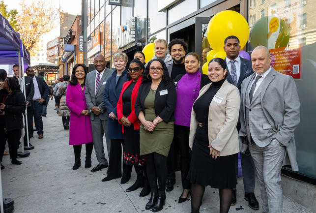 El liderazgo de EmblemHealth junto con miembros del concejo municipal cortando la cinta que marca la inauguración de la ubicación de Neighborhood Care Southern Boulevard en el Bronx, Nueva York.