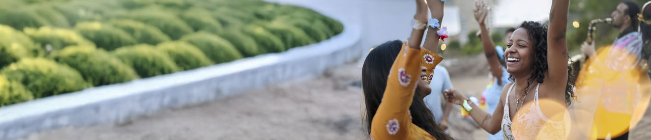 personas bailando en el parque