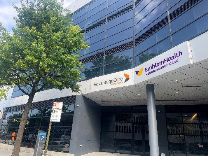 Foto exterior del nuevo espacio de Neighborhood Care en Elmhurst, ubicado dentro de AdvantageCare Physicians (ACPNY), un grupo de médicos dedicado a mejorar la calidad y accesibilidad de la atención para los ciudadanos de Nueva York.