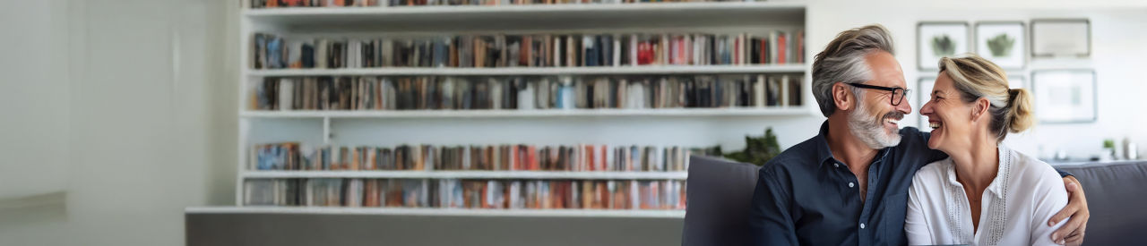 一个年轻女性和一个年轻男性在室内共度时光。