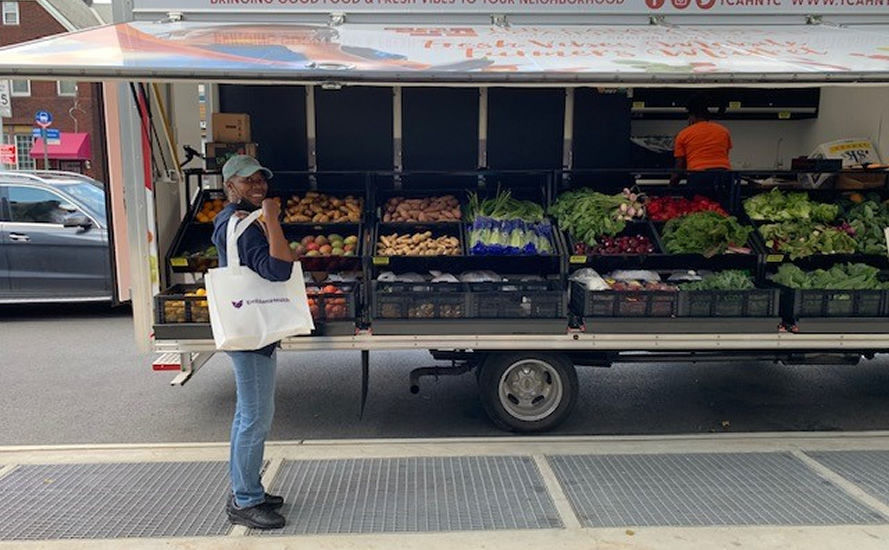 Mujer de compras en un mercado agrícola en la Ciudad de Nueva York