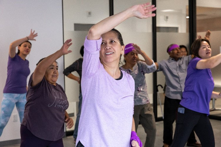 Miembros de EmblemHealth participando en una clase de acondicionamiento físico en el sitio del Neighborhood Care Elmhurst ubicado en Queens, Nueva York