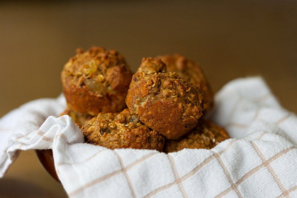 Panecillos sin gluten sobre una toalla en un tazón.