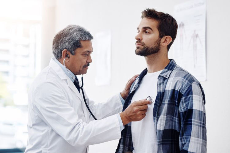 un-médico-escucha-el-corazón-de-un-hombre-joven 