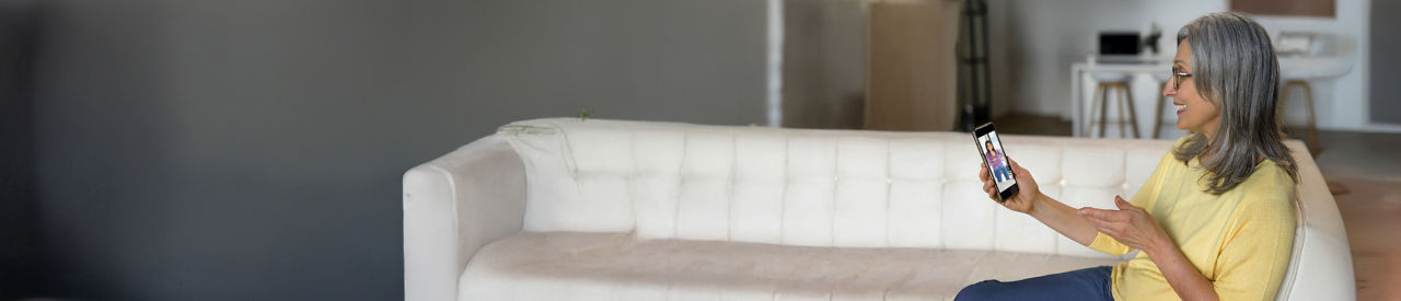 hombre mayor con una computadora portátil en la cocina