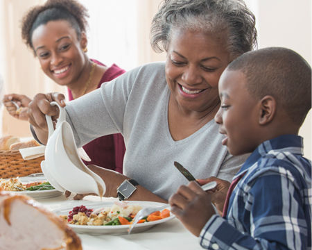 Familia compartiendo una cena navideña
