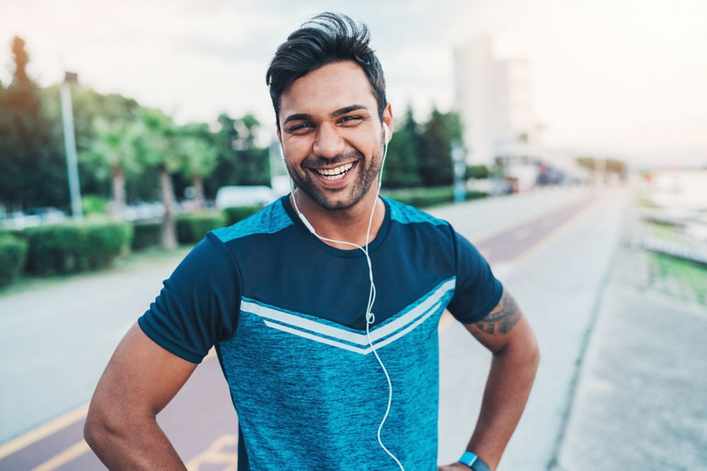 Retrato de un joven atleta sonriente