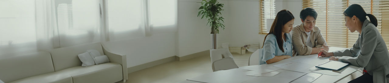 personal de ventas hablando con clientes en una mesa en una sala
