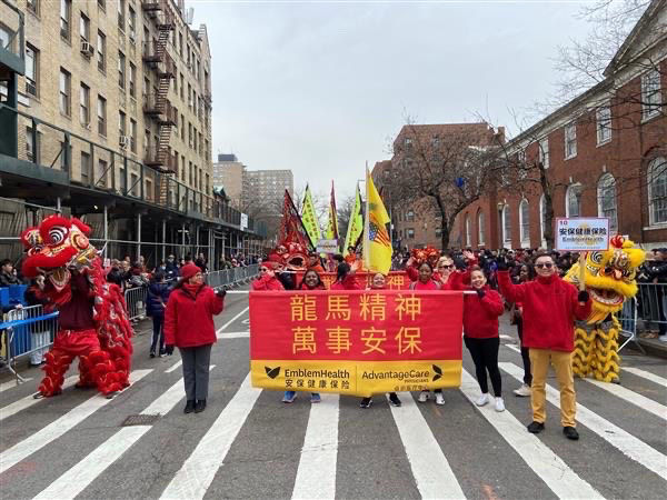 安保健康保险参加法拉盛 (Flushing) 农历大游行，以舞狮和烟花仪式庆祝亚裔美国人的传统。
