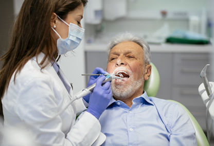 Hombre adulto mayor en el dentista