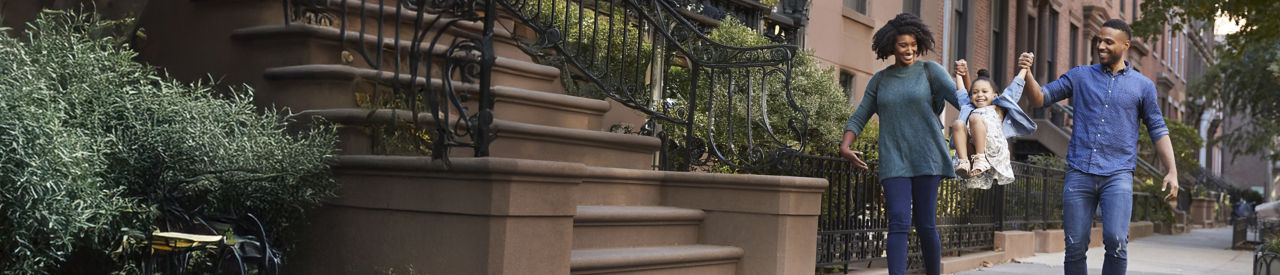 familia joven feliz caminando al aire libre