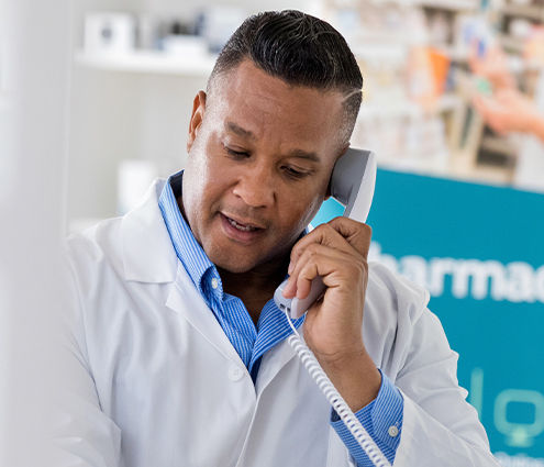 farmacéutico habla con el paciente por teléfono