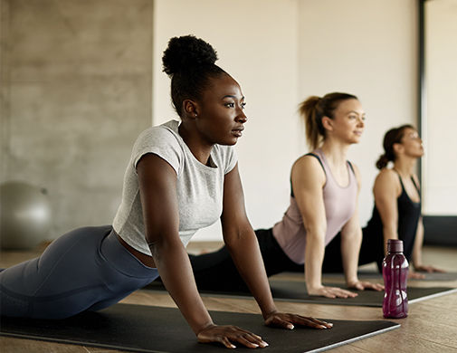 Mujeres que participan en una clase de yoga de Neighborhood Care