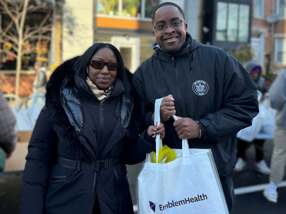 La líder de asuntos comunitarios de EmblemHealth, Olivia Pryce, con el senador Zellnor Myrie en el Festival de la Cosecha. 