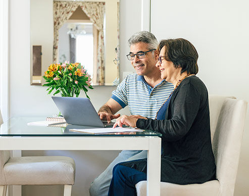 Pareja en la computadora