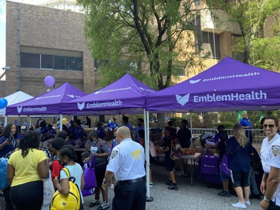 Equipo de EmblemHealth posando con miembros del NYPD