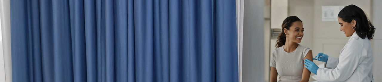 女性在医生诊所接种疫苗。