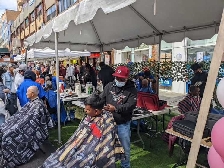 Residentes del Bronx reciben cortes de cabello gratuitos
