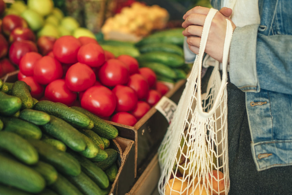 Primer plano de una bolsa ecológica reutilizable con frutas y verduras