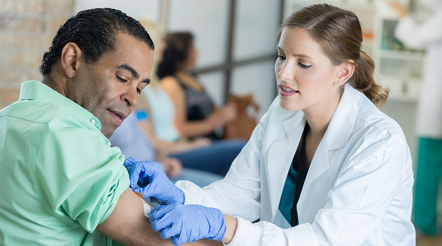 Profesional de atención médica que administra una vacuna preventiva a un paciente.